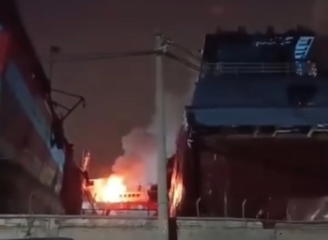 Sebuah Kapal Milik Basarnas di Jakarta Terbakar