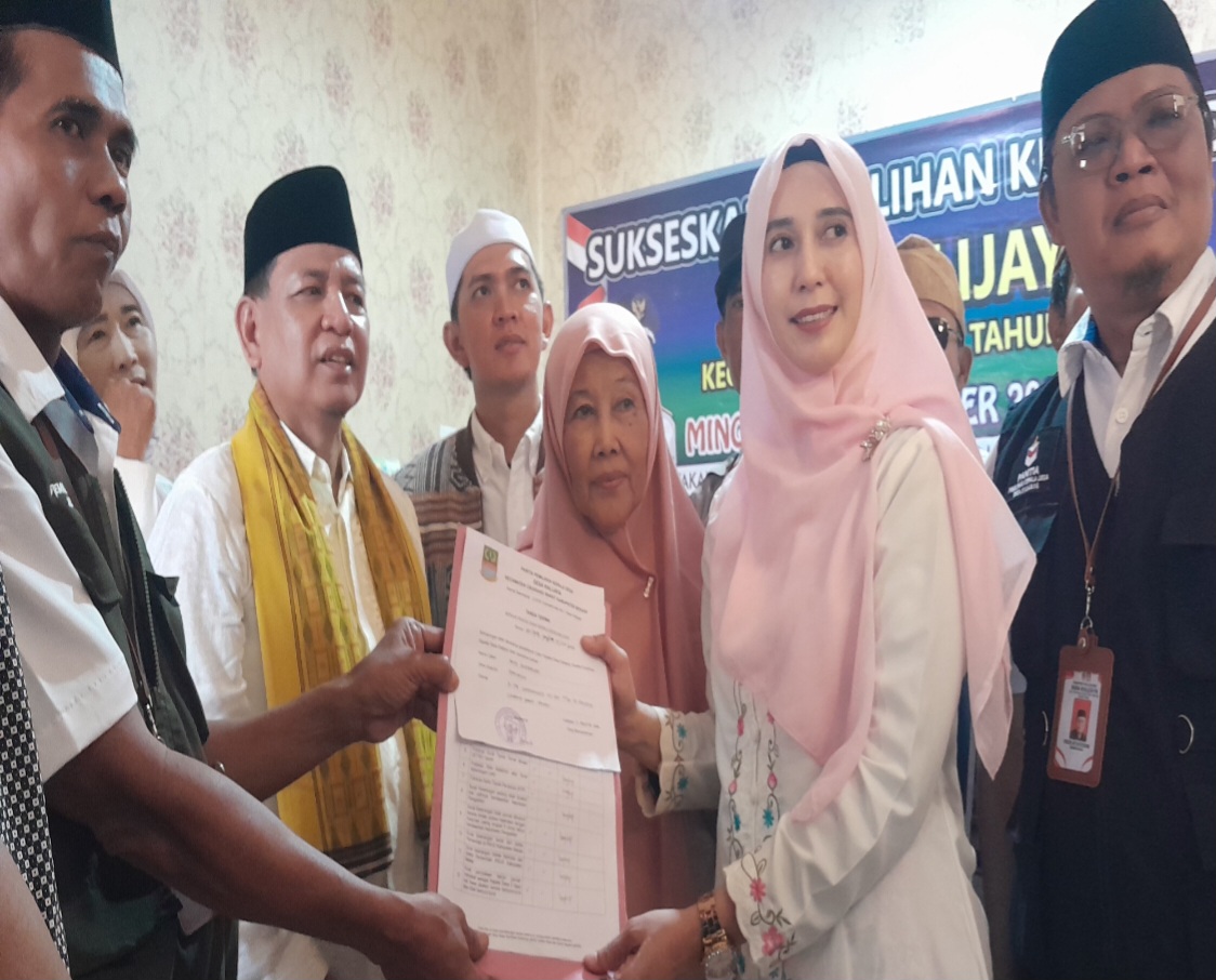 Ribuan  Pendukung Antar Anita Permatasari Daftar Bakal Calon Kepala Desa Kalijaya