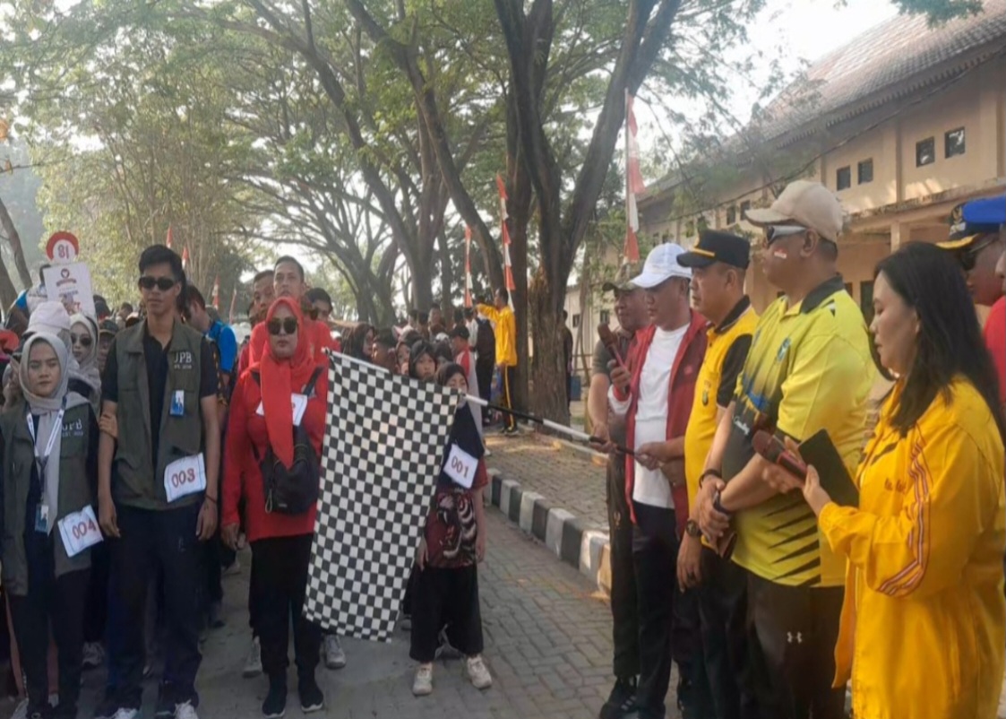 Sambut HUT Kabupaten Bekasi ke-76 dan HUT RI ke-81, Kecamatan Karang Bahagia Gelar Gerak Jalan Sehat
