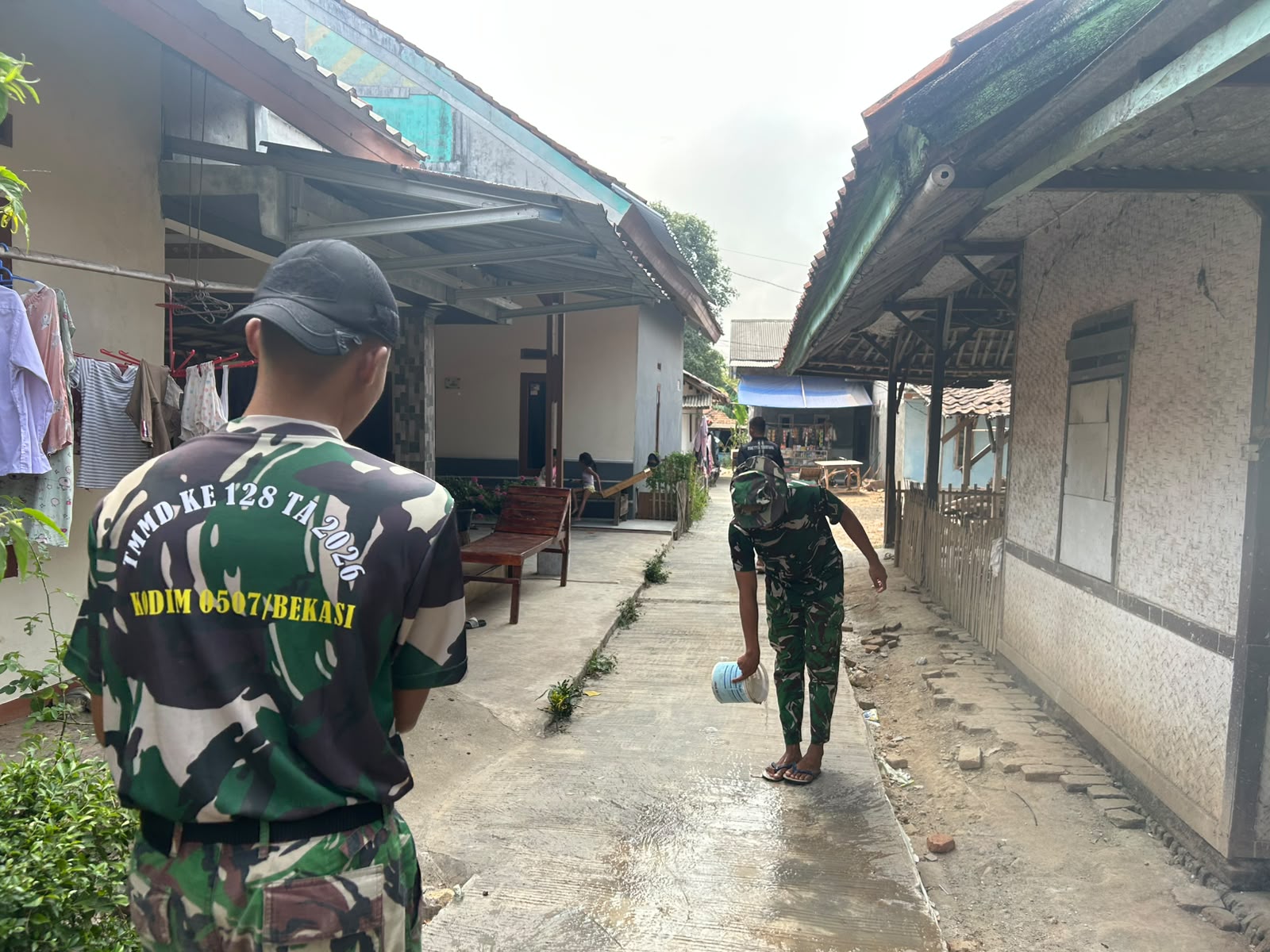 Satgas TMMD Rutin Siram Jalan Cor Untuk Jaga Kualitas