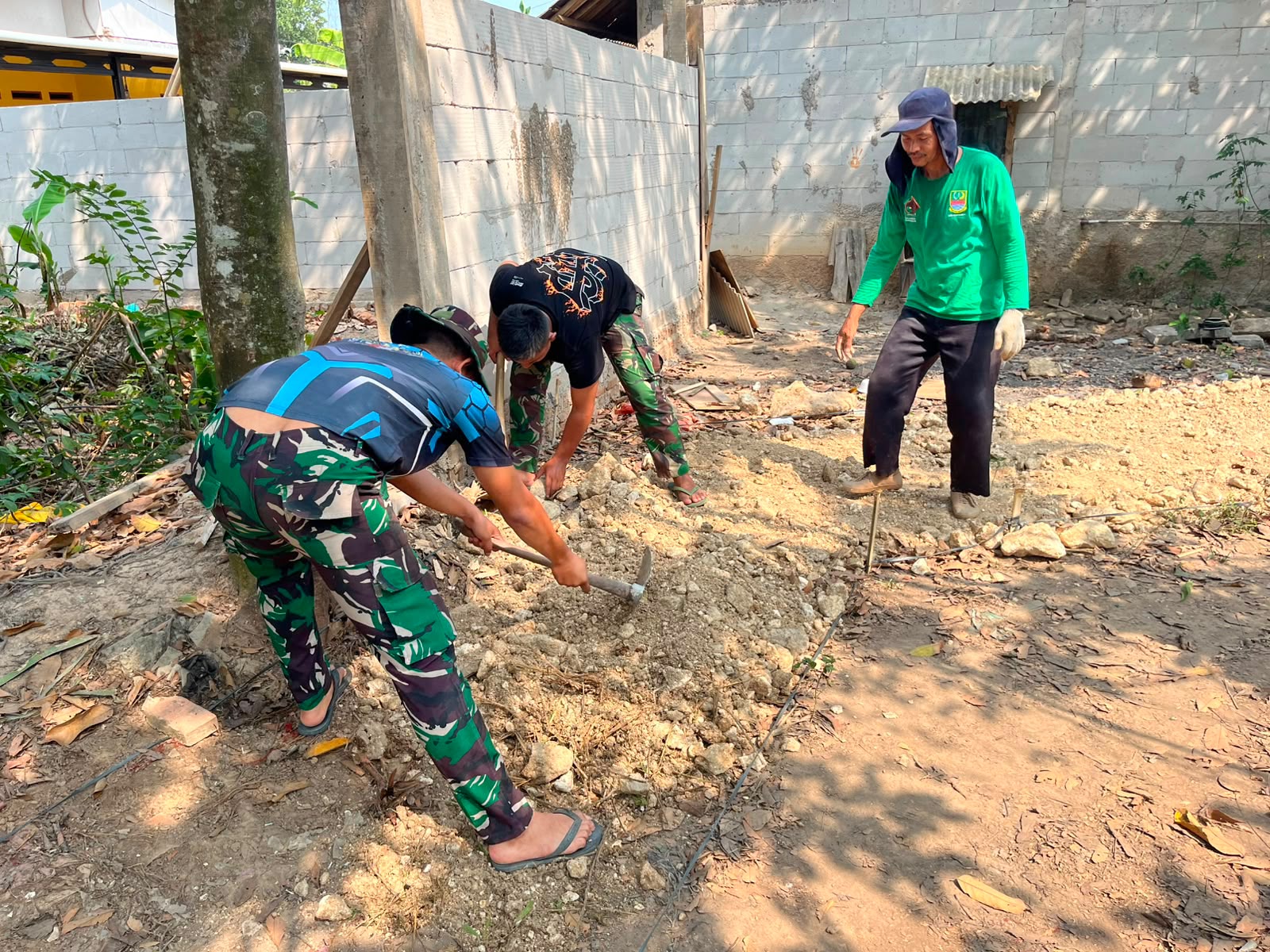 Kebut Pekerjaan Pengurukan Tanah di Sasaran 5 Oleh Satgas TMMD ke-129