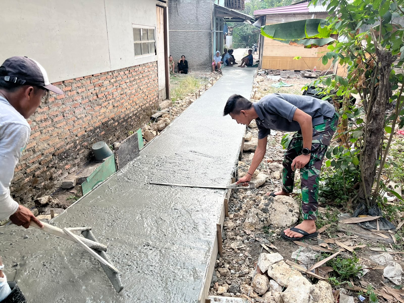 Satgas TMMD Ke-129 dan Warga Kompak Bergotong Royong Kebut Kegiatan Pengecoran