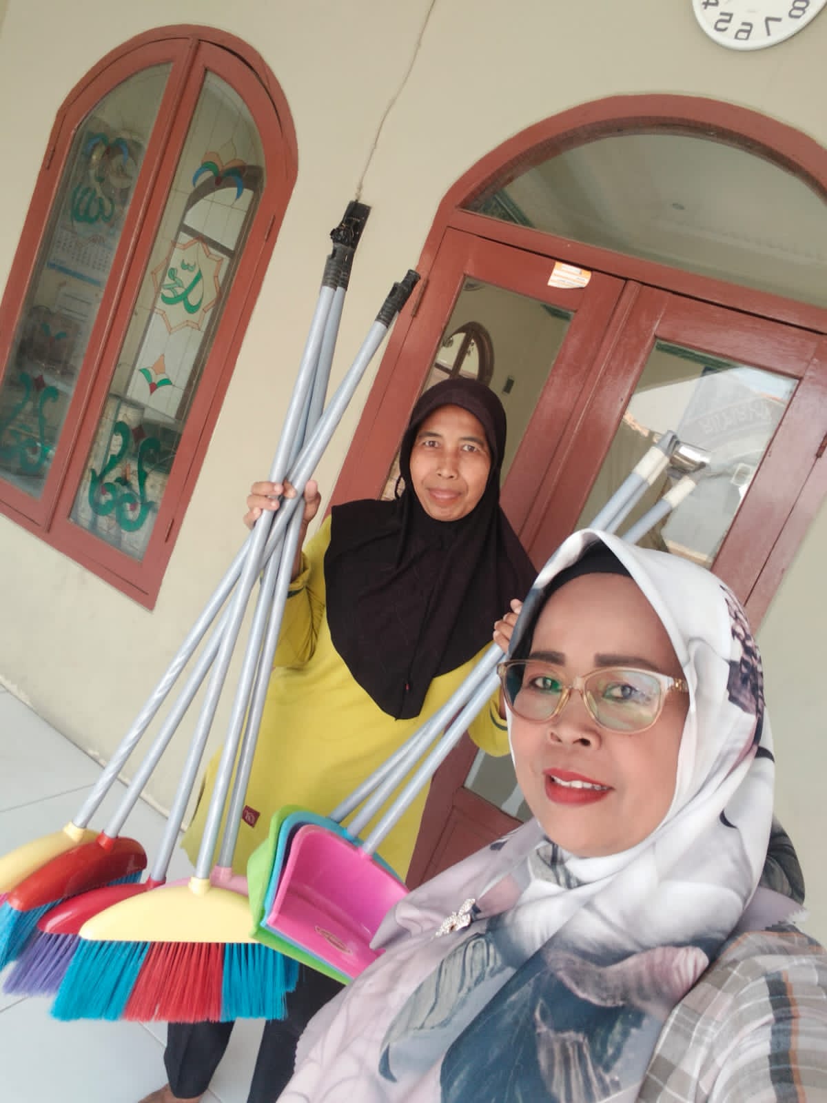 Pemdes Karangrahayu Bagikan Ratusan Sapu dan Pengki ke Sarana Pendidikan dan Keagamaan