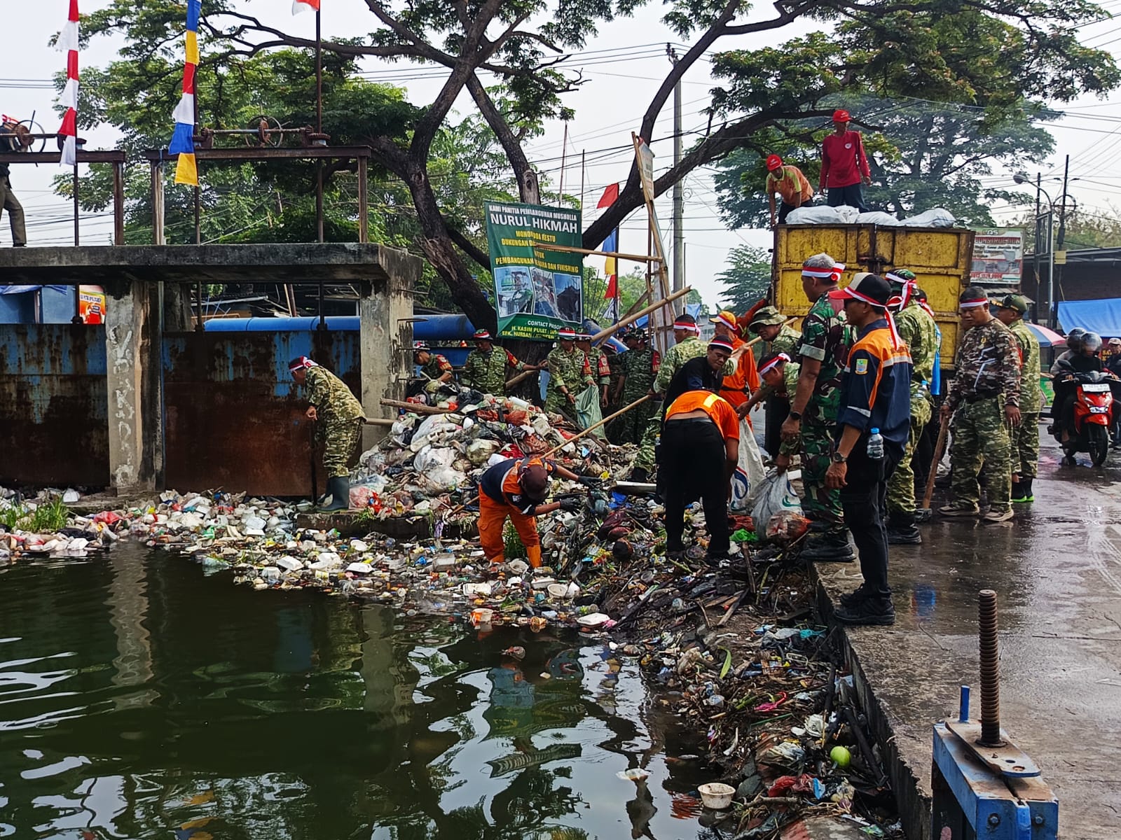 Sambut HUT RI ke-81, Kodim 0509 Bekasi Aksi Bersih Bersih  Sungai Cilemahabang