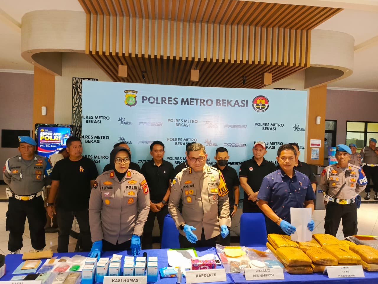 Satuan Reserse Narkoba Polres Metro Bekasi Ungkap Kasus Narkotika dan Obat Keras Serta Menyita Barang Bukti