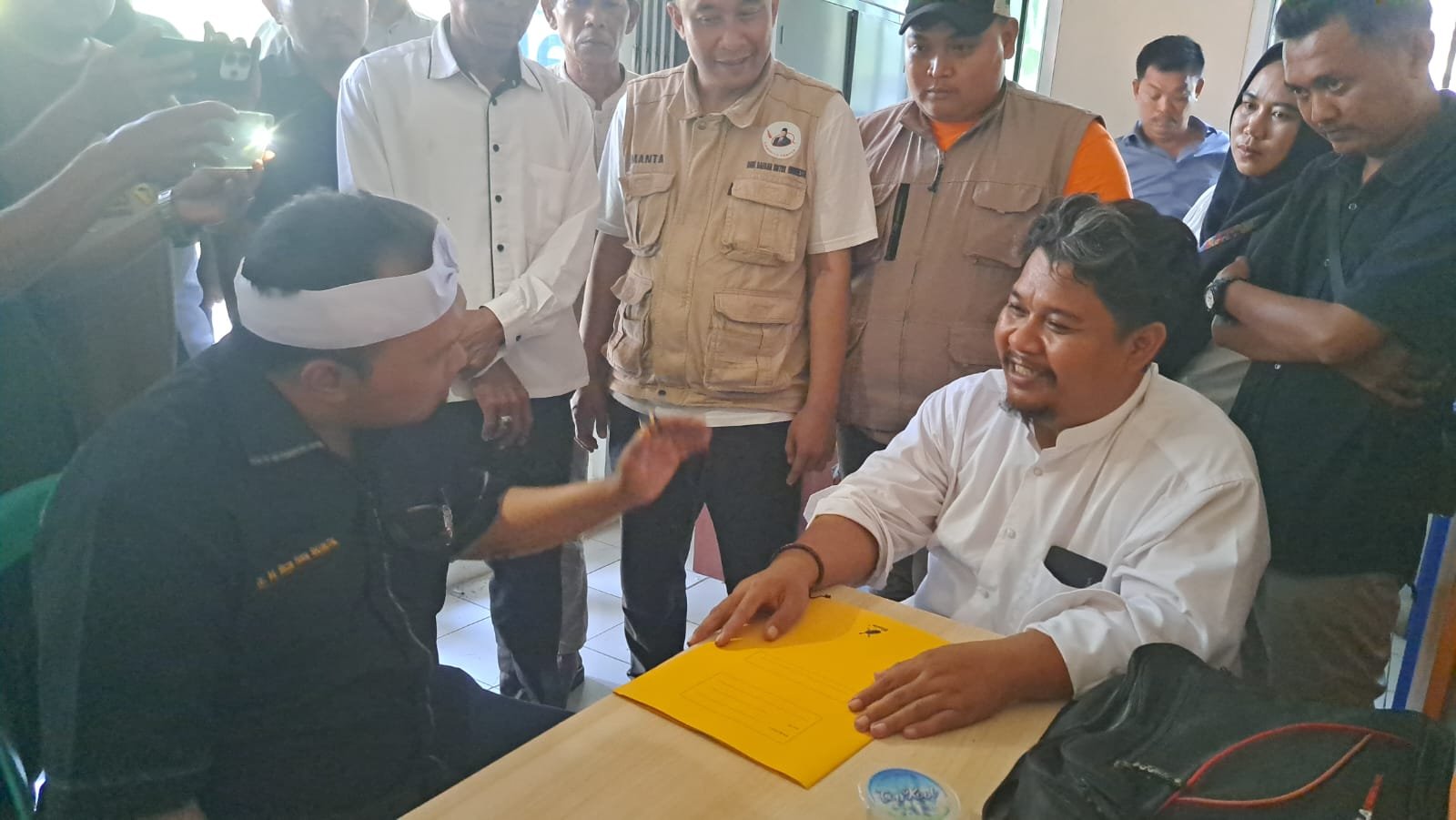 Tim Kuasa Hukum Toyang Serahkan Berkas Pilkades Karangsegar, Tegaskan Dokumen Klien Valid