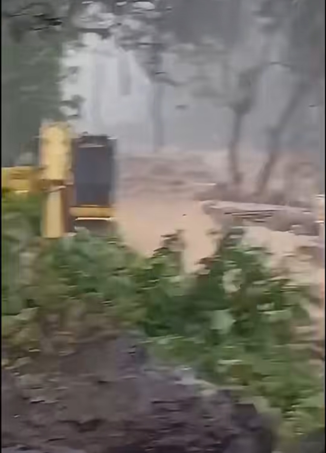 Banjir Meluap Terjang Kota Padang