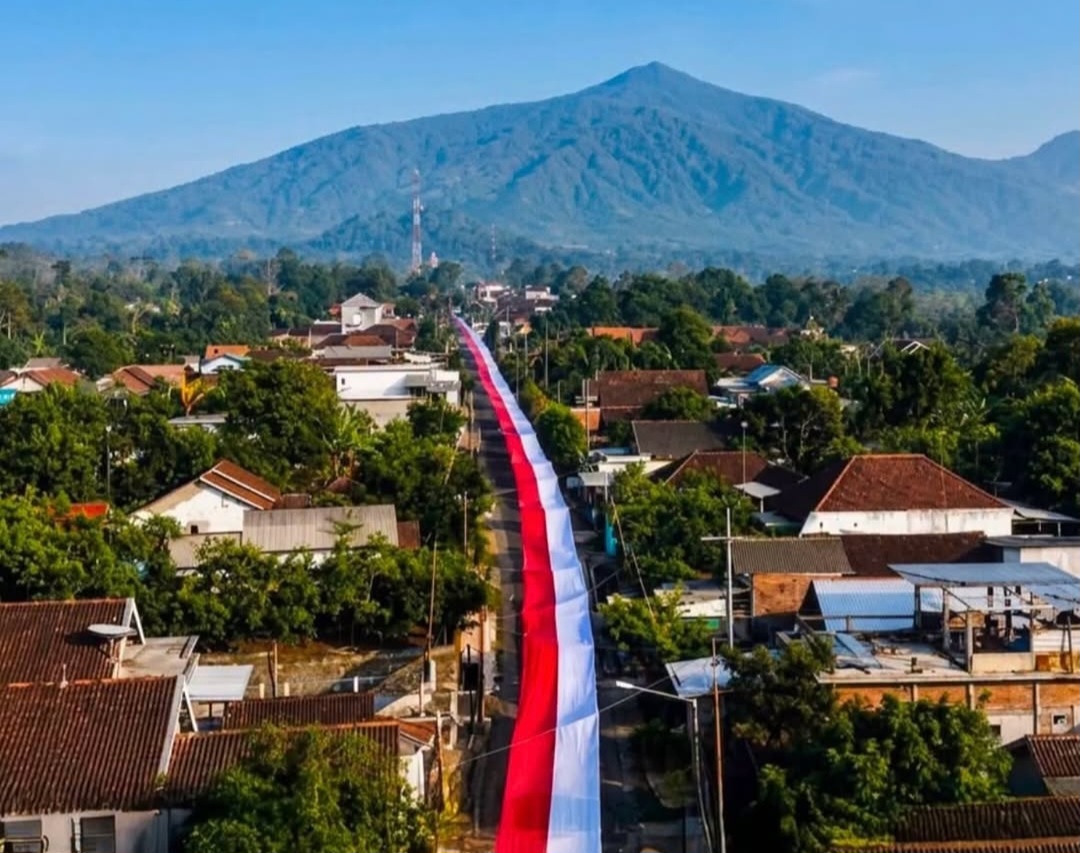 Sambut HUT RI ke-81,Warga Dusun Krajan Tengah Pasang Bendera Merah Putih Sepanjang 600 Meter