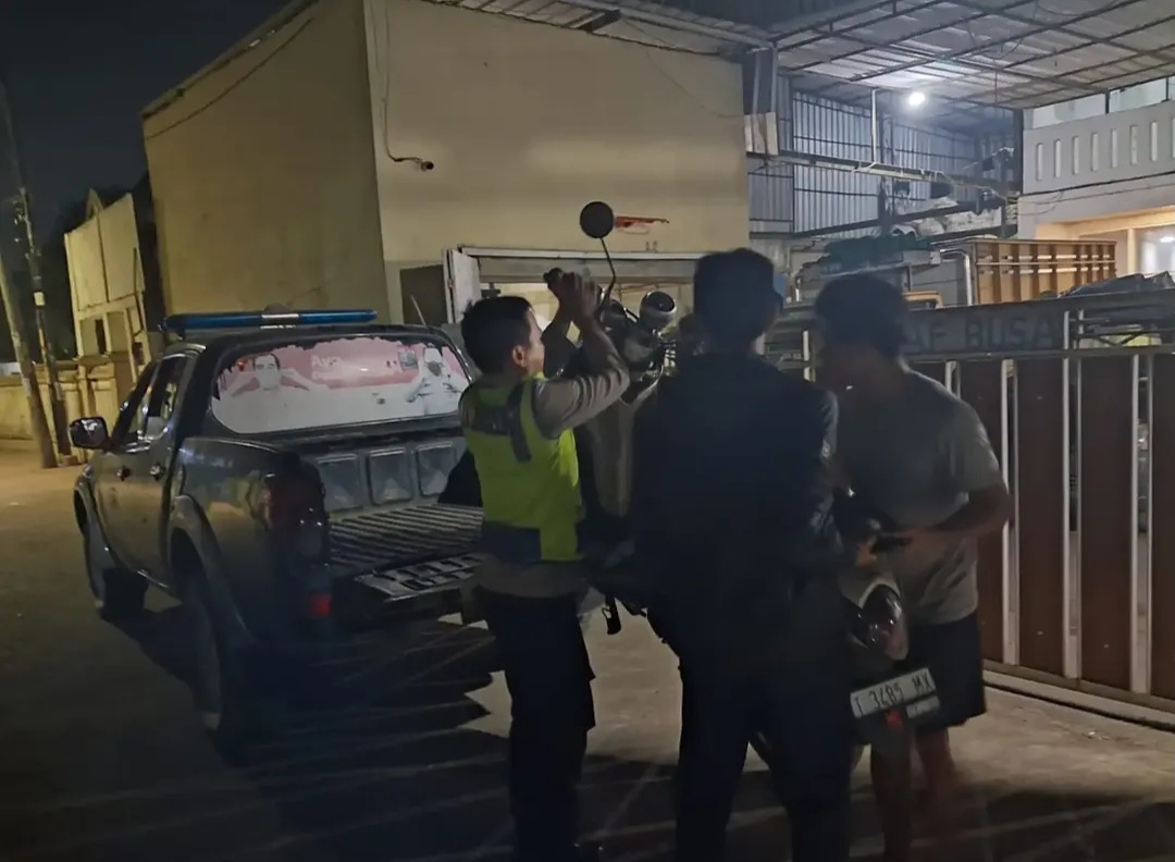 Program “GAZZ Karawang”, Takut Pulang Sendiri, Dua Perempuan Minta Bantuan Polisi hingga Diantar ke Rumah