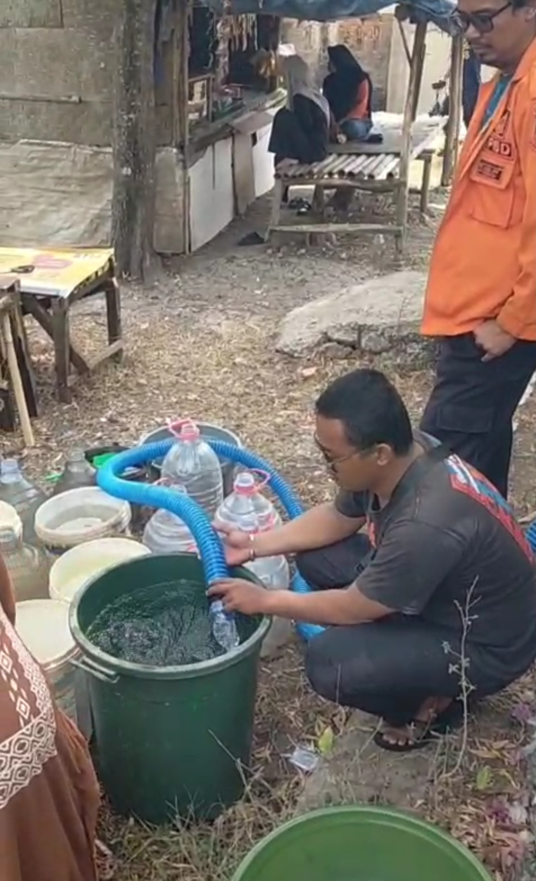 Kekeringan Melanda Cibarusah dan Bojongmangu, Warga Antre Air Bersih Bantuan BPBD