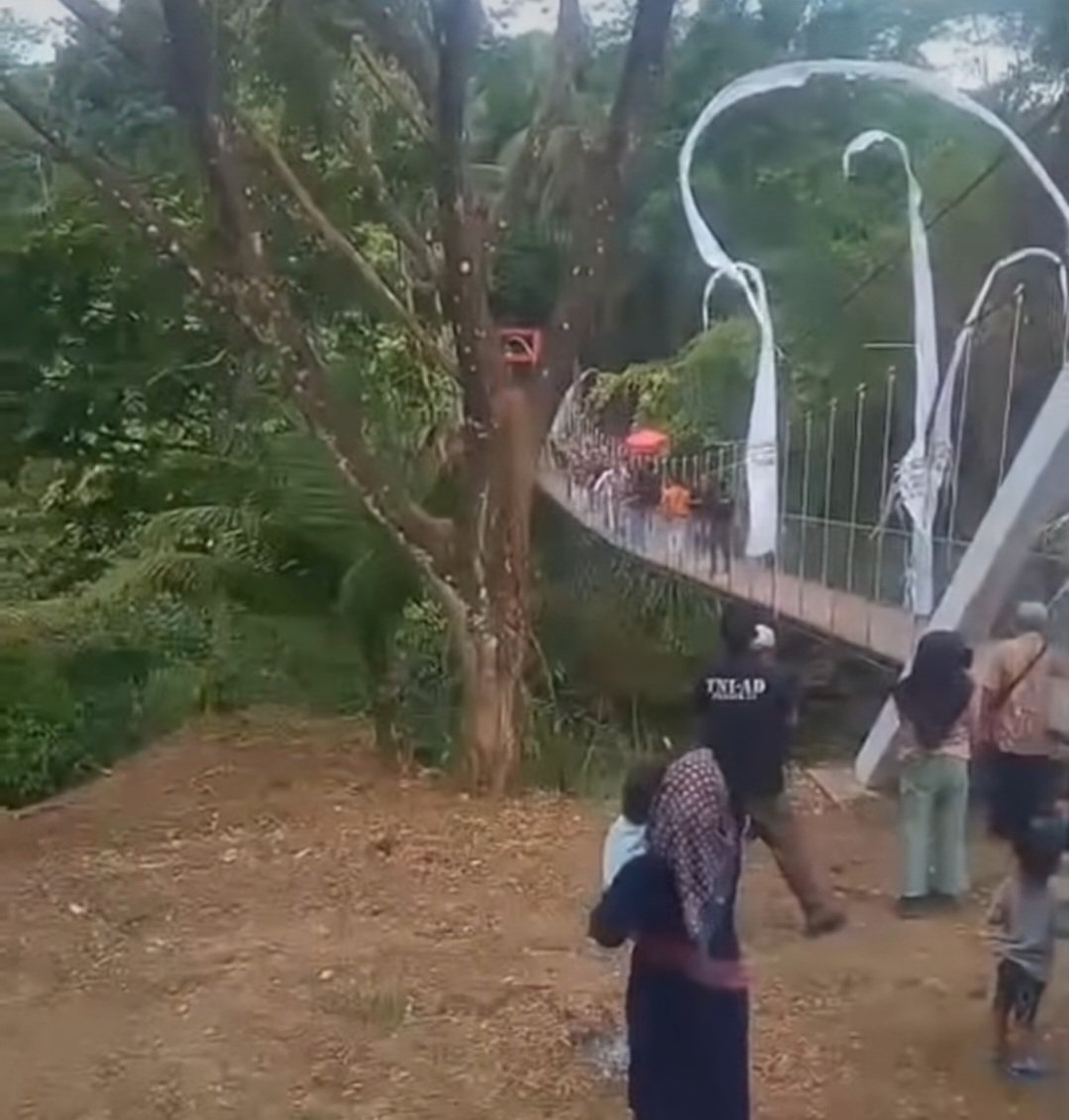 Jembatan Gantung Pongpet Anjlok Sesaat Setelah Diresmikan, Diduga Kelebihan Beban – Bupati & Pejabat Ikut Terjatuh