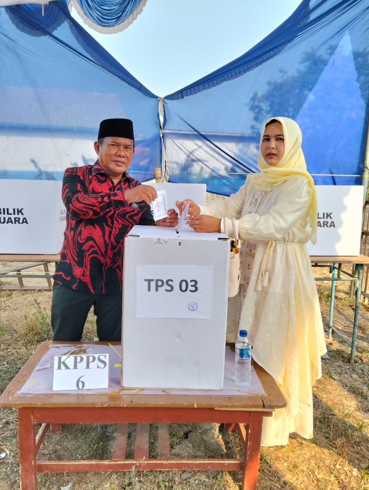 Calon Kades Karangsatu Nomor Urut 3 Sarim Gunakan Hak Pilih Bersama Istri