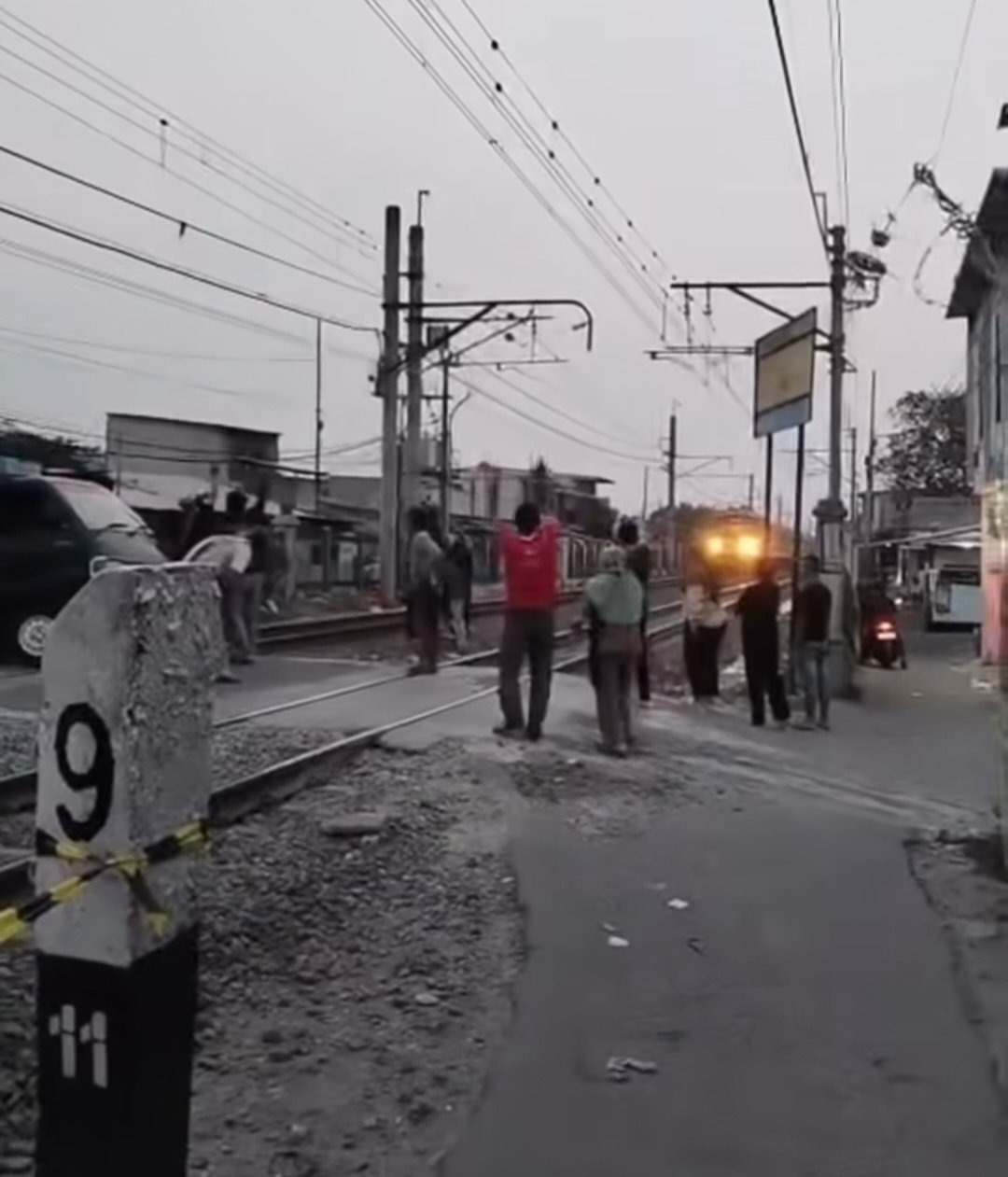 Sebuah Pick up Mogok di Perlintasan Kereta Api Semanan, Warga Bantu Menolong